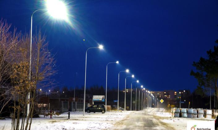 Oświetlenie uliczne nowego osiedla w Bełchatowie nocą